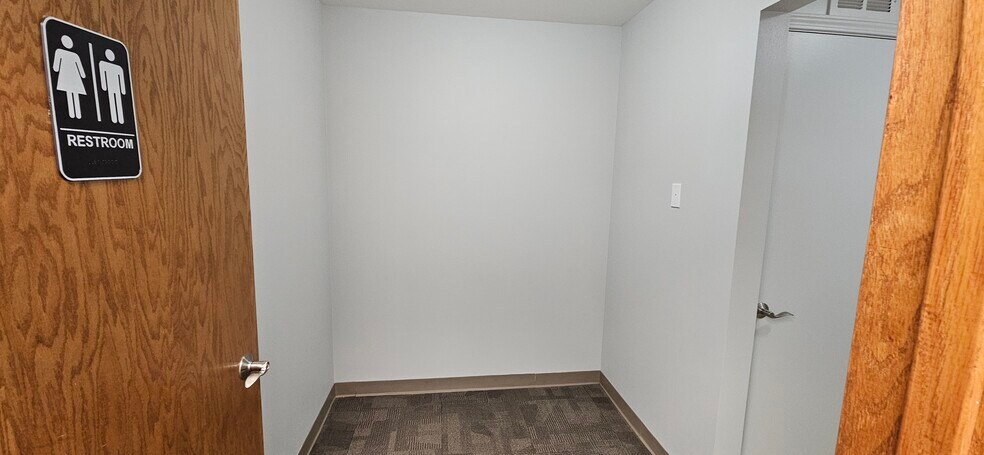 More Photos Of 705 S Barstow St, Eau Claire Storefront For Lease