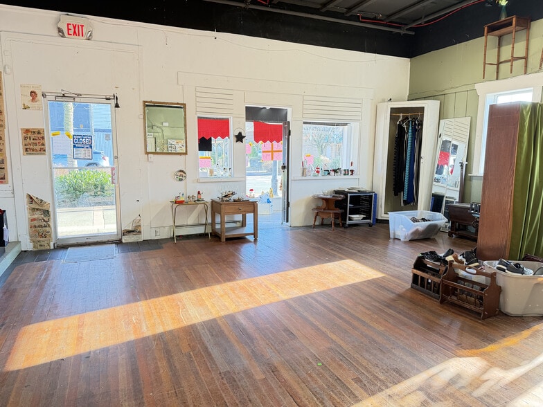 More Photos Of 5657 176th St, Surrey Storefront For Lease