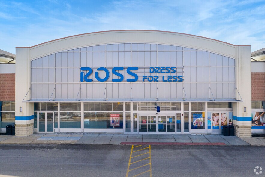 More Photos Of 6901-7105 Grand Ave, Gurnee Unknown For Lease