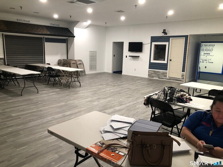 More Photos Of 400 Chapel Rd, South Windsor Flex For Sale