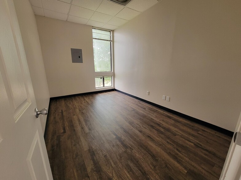 More Photos Of 1104 S Mays St, Round Rock Office For Lease