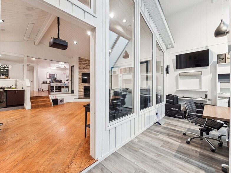 More Photos Of 175 W Beaver Creek Rd, Richmond Hill Light Distribution For Sale