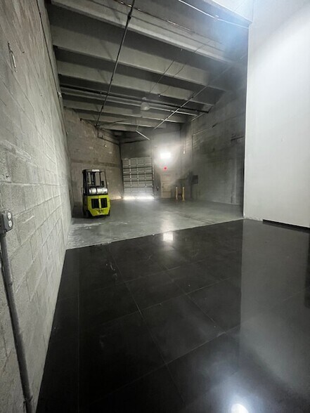 More Photos Of 2051 NW 112th Ave, Doral Showroom For Sale