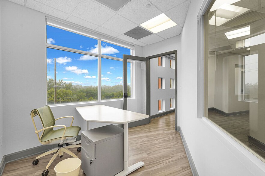 More Photos Of 17501 Biscayne Blvd, Aventura Office For Sale