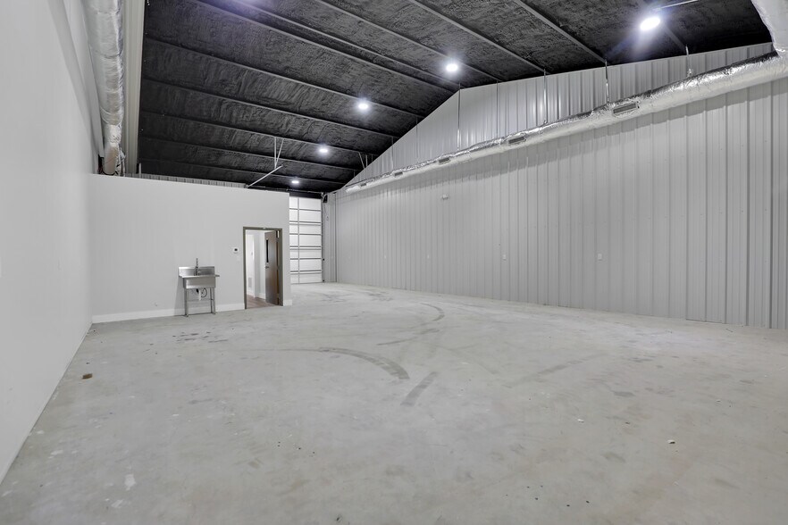 More Photos Of 14596 US Highway 75, Van Alstyne Flex For Lease