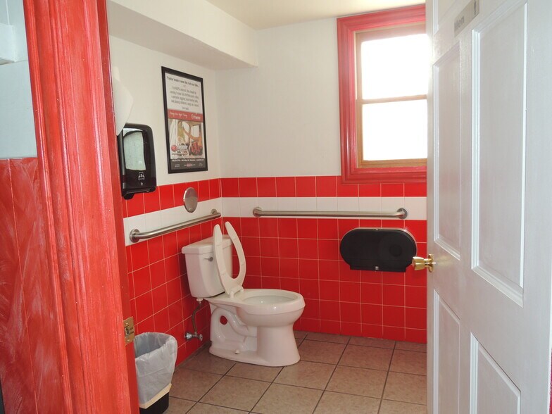 More Photos Of 726 Valley Rd, Menasha Bar For Sale