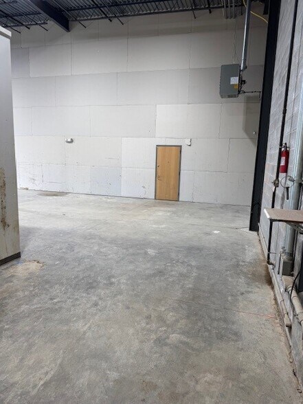 More Photos Of 34 Industrial Blvd, New Castle Distribution For Lease