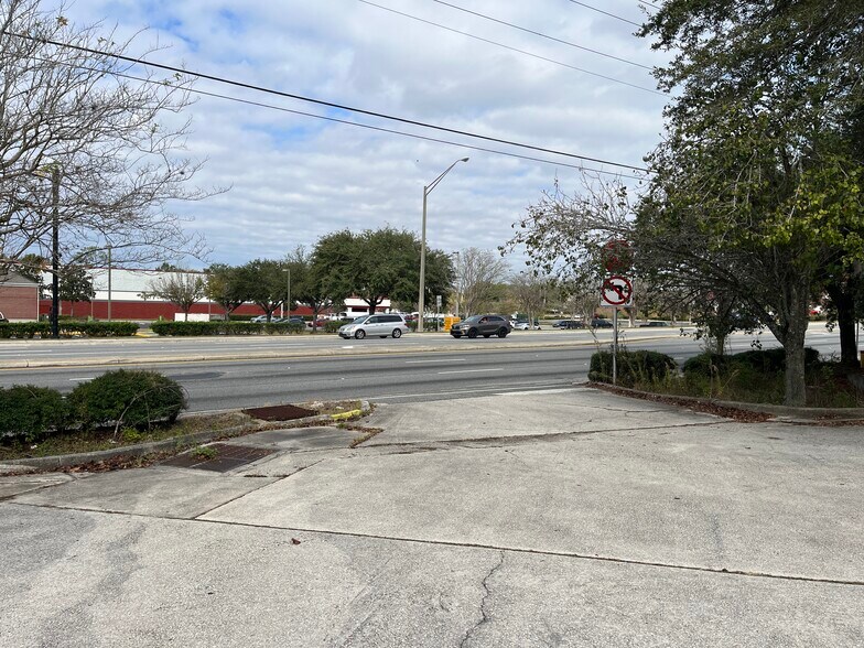 More Photos Of 569 Blanding Blvd, Orange Park Freestanding For Sale