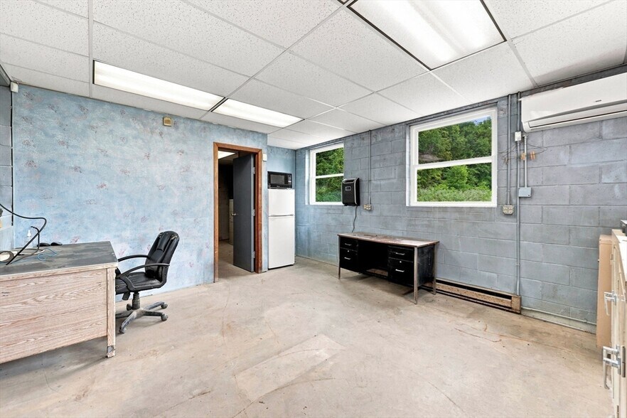 More Photos Of 97 Ramah Cir S, Agawam Auto Repair For Lease