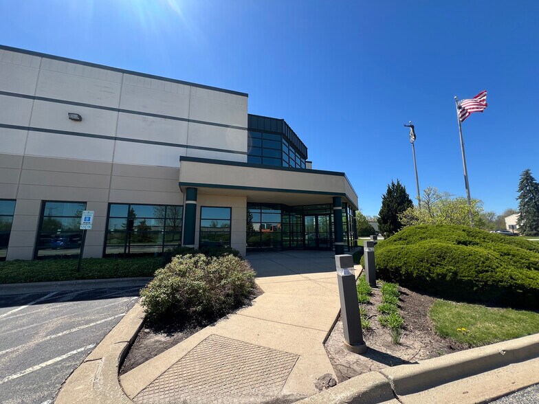 More Photos Of 933 Tower Rd, Mundelein Warehouse For Lease