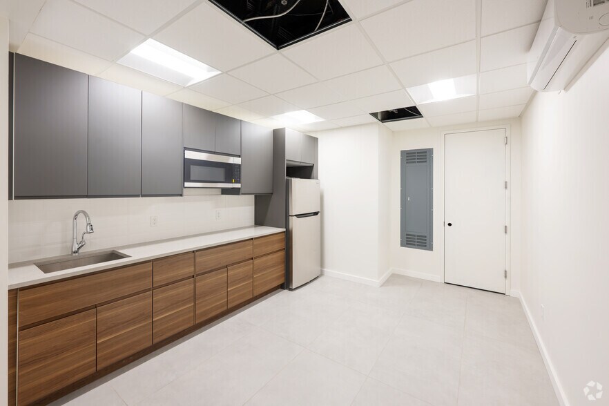 More Photos Of 1051 Franklin Ave, Garden City Office For Sale