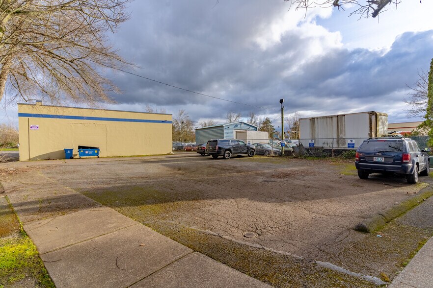 More Photos Of 2195 Fairgrounds Rd NE, Salem Freestanding For Lease