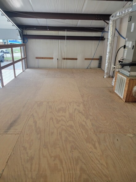More Photos Of 4819 R O Dr, Spicewood Warehouse For Lease