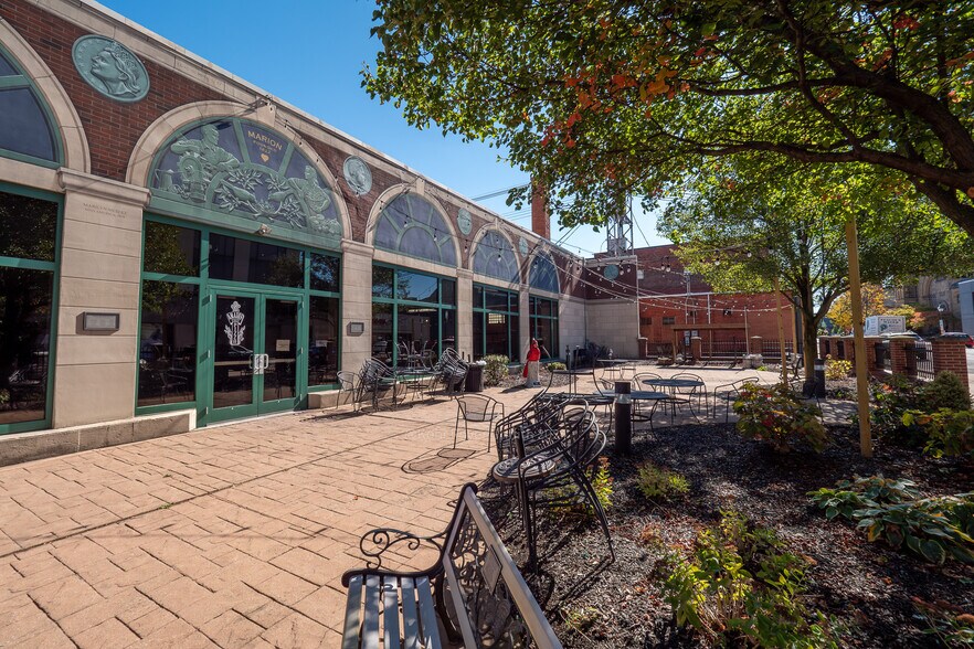 More Photos Of 143 W Center St, Marion Bar For Lease