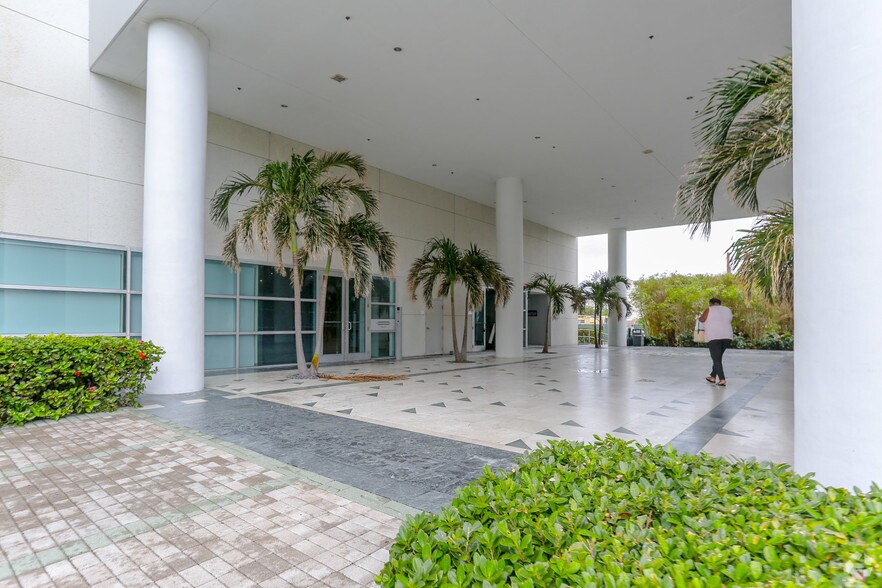 More Photos Of 20900 NE 30th Ave, Aventura Office Residential For Lease