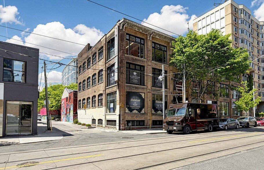 More Photos Of 10-14 Mccaul St, Toronto Office For Lease