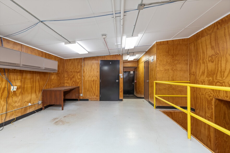 More Photos Of 212 S Main St, Grove Office For Sale