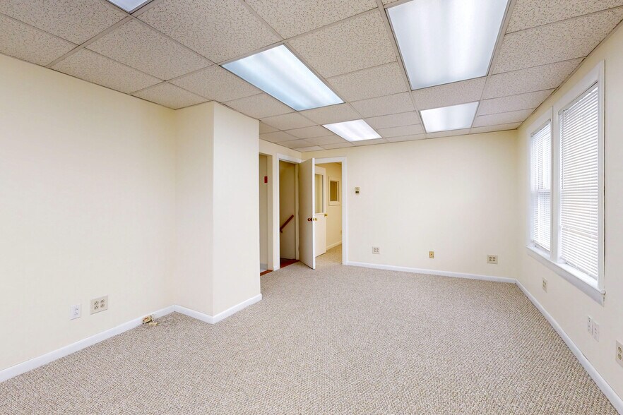 More Photos Of 17 Lark Ave, Saugus Office For Lease