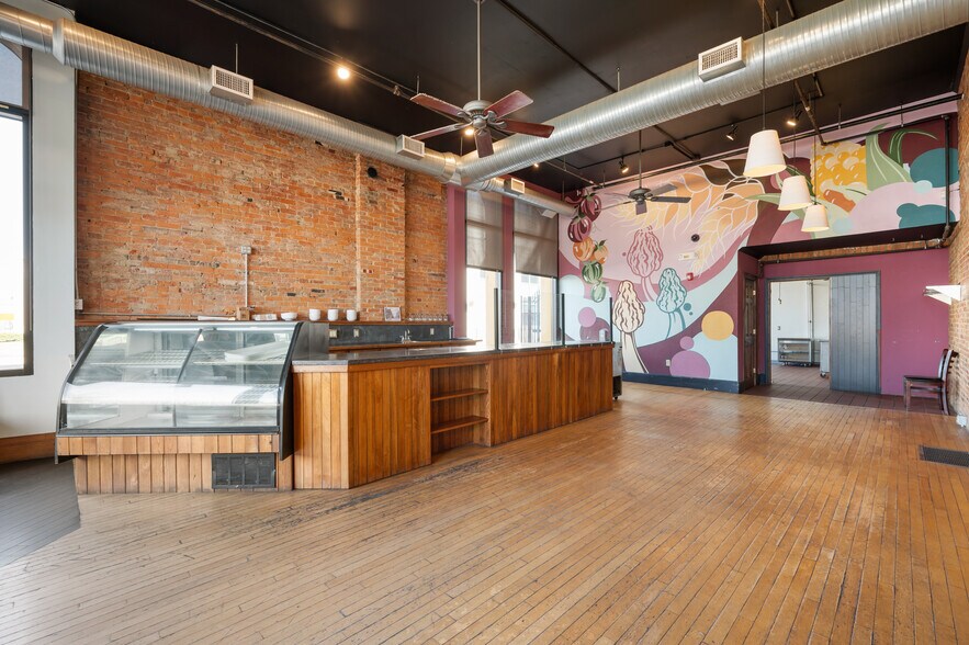 More Photos Of 108 S Walnut St, Muncie Office For Sale