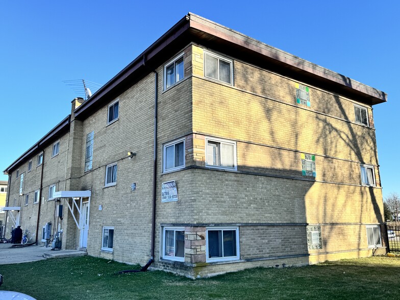 More Photos Of 108 W Elizabeth Dr, Addison Apartments For Sale