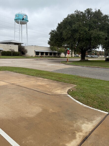 More Photos Of 1933 East Ave, Katy Office For Lease