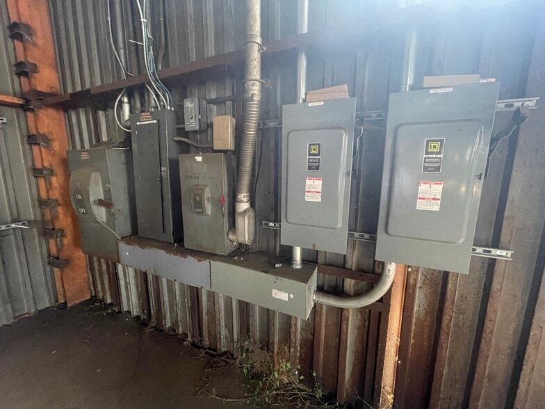 More Photos Of 9129 Euclid Ave, Manassas Warehouse For Lease