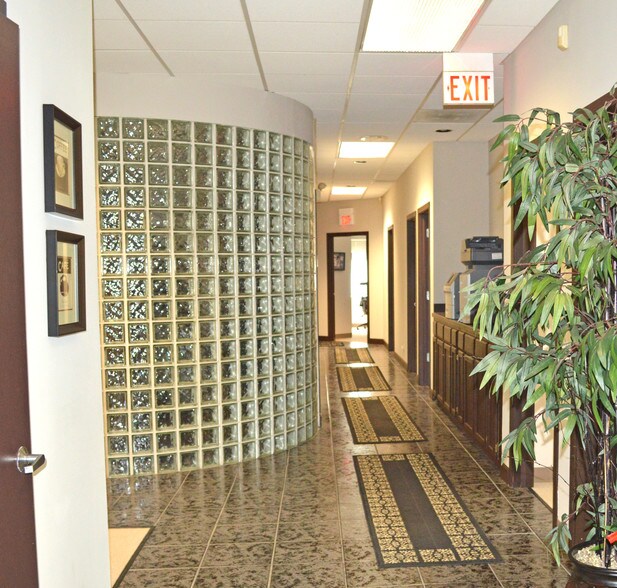 More Photos Of 915 N Plum Grove Rd, Schaumburg Office For Sale