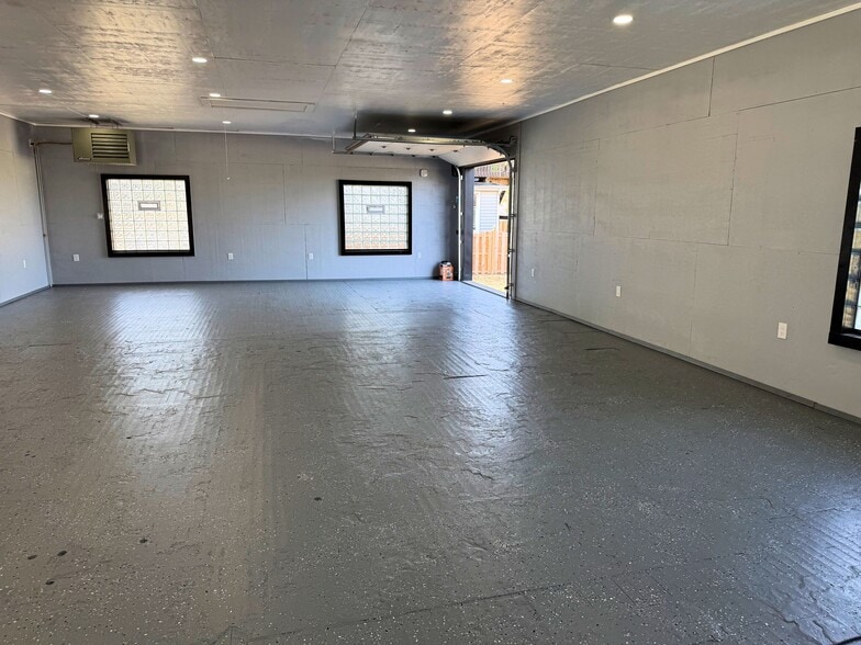 More Photos Of 3926 Church St, Willoughby Warehouse For Lease