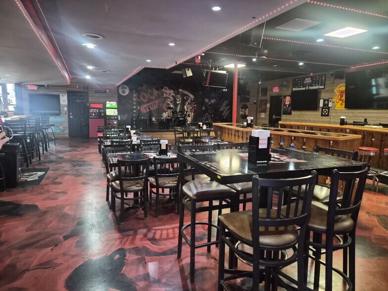 More Photos Of 33729 Ford Rd, Garden City Bar For Lease