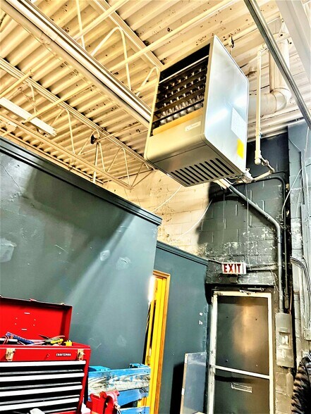 More Photos Of 108 Brook Ave, Deer Park Warehouse For Lease