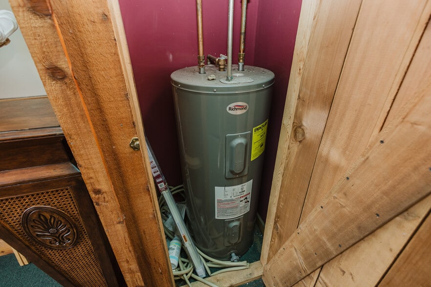 More Photos Of 830 N Kansas Ave, Topeka Bar For Sale