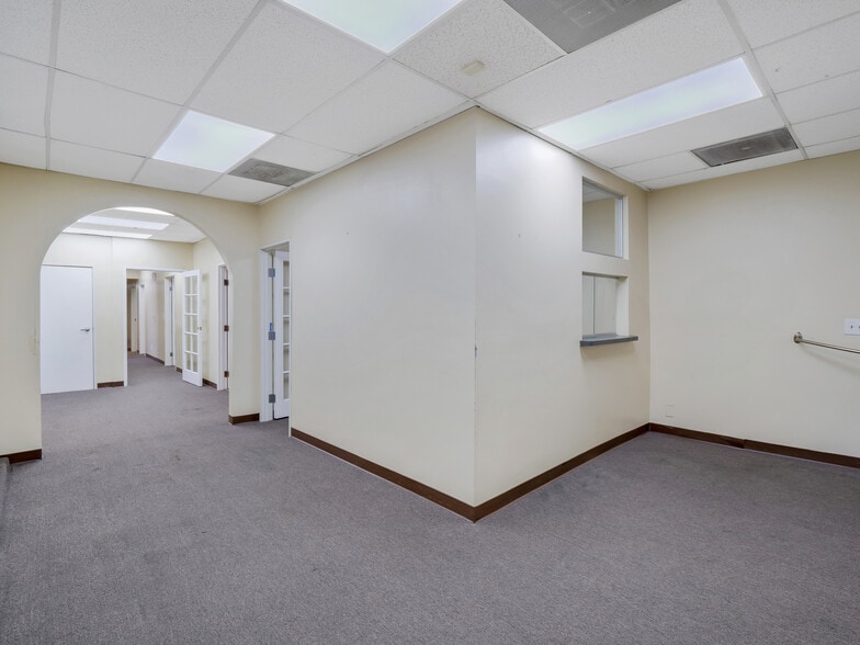 More Photos Of 19100 Ventura Blvd, Tarzana Storefront Retail Office For Sale