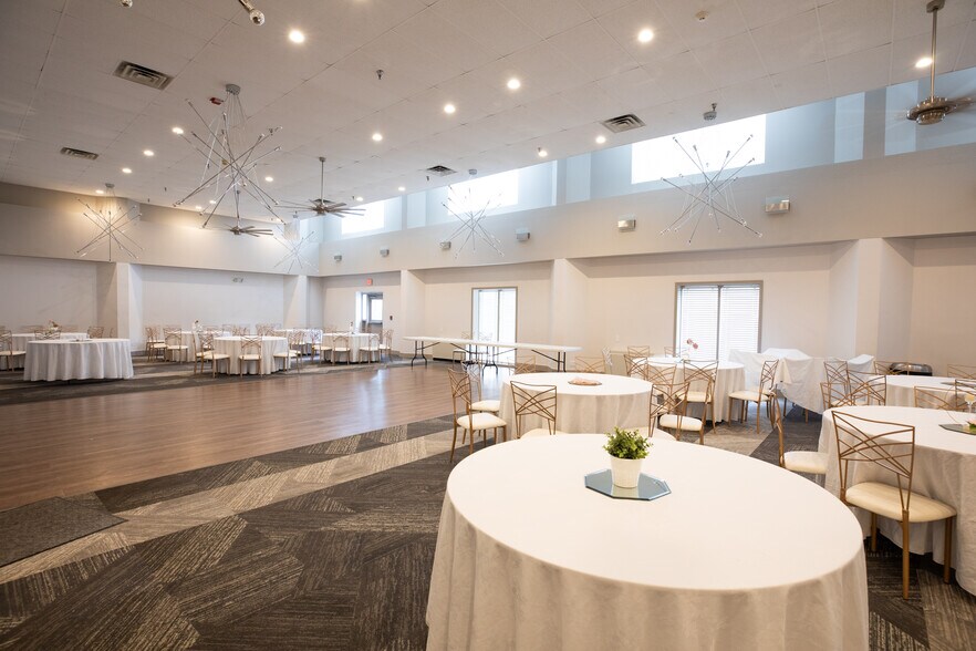 More Photos Of 1111 W 39th St, Kansas City Office For Lease