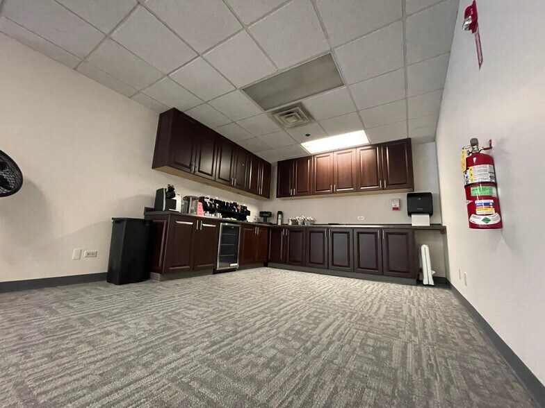 More Photos Of 555 Huehl Rd, Northbrook Service For Lease