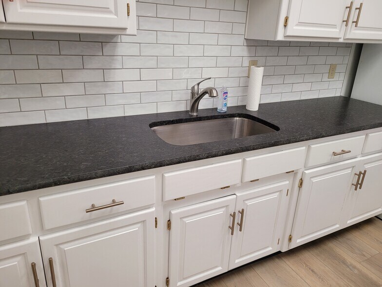 More Photos Of 6214 NW Kelly Dr, Parkville Flex For Lease