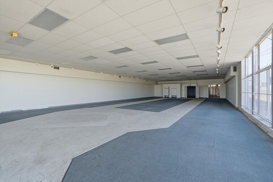 More Photos Of 2404 18th st, Waco Storefront For Sale
