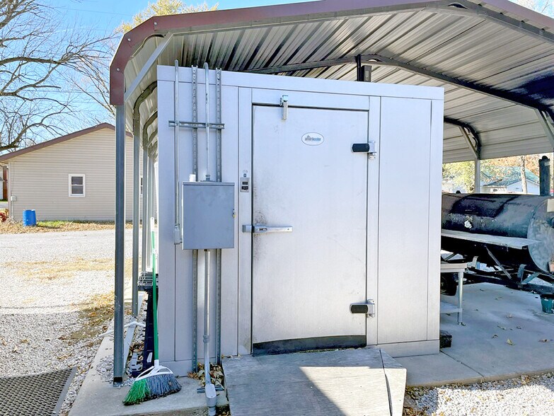 More Photos Of 109 S Maple St, Mulberry Grove Restaurant For Sale