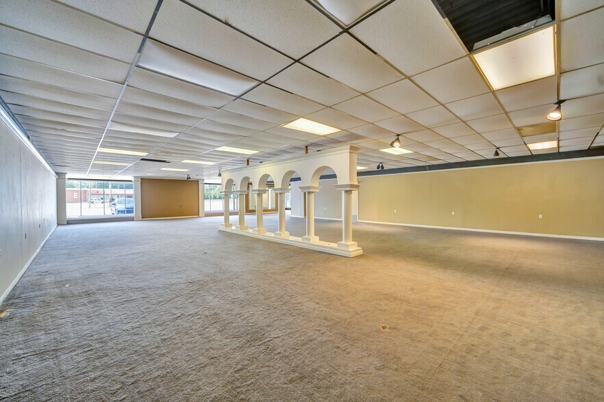 More Photos Of 10509 Dixie Hwy, Louisville Freestanding For Lease