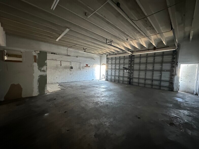 More Photos Of 5611 Plunkett St, Hollywood Warehouse For Lease