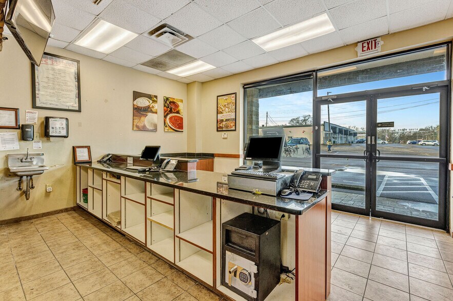 More Photos Of 920 Loveland-Madeira Rd, Loveland Storefront For Lease