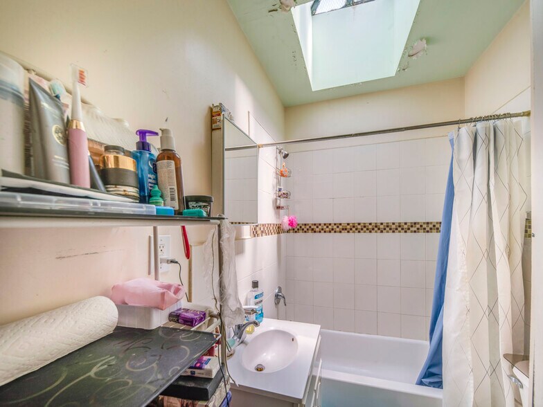 More Photos Of 9530 Avenue L, Brooklyn Storefront Retail Residential For Sale