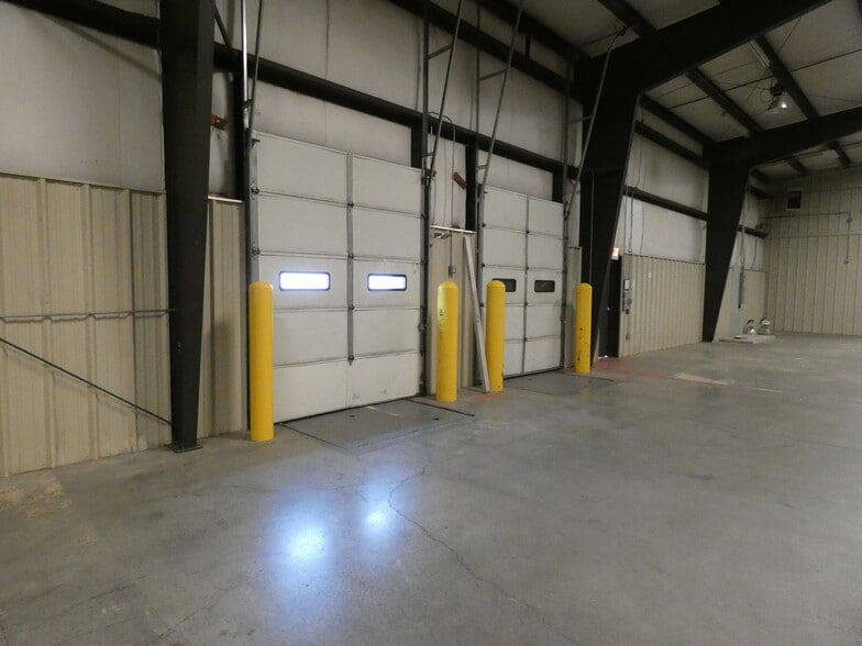 More Photos Of 1920 Flintstone Dr, Statesville Warehouse For Lease