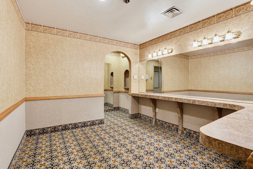 More Photos Of 505 Jermor Ln, Westminster Restaurant For Lease