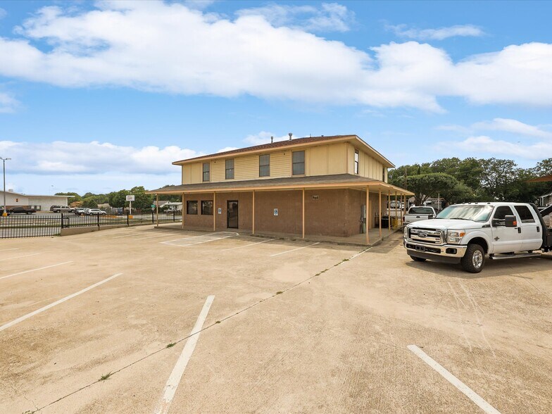 More Photos Of 1201 E Long Ave, Fort Worth General Retail For Sale