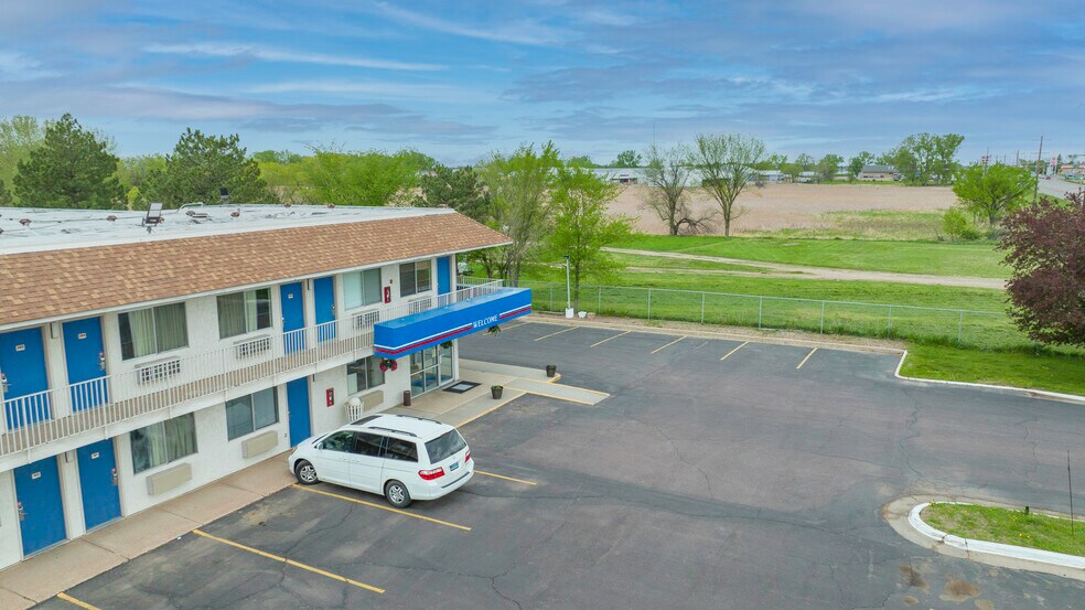 More Photos Of 1309 S Ohlman St, Mitchell Hotel For Sale