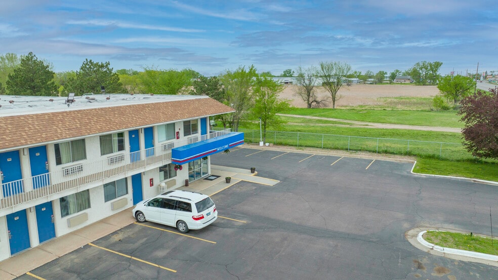 More Photos Of 1309 S Ohlman St, Mitchell Hotel For Sale