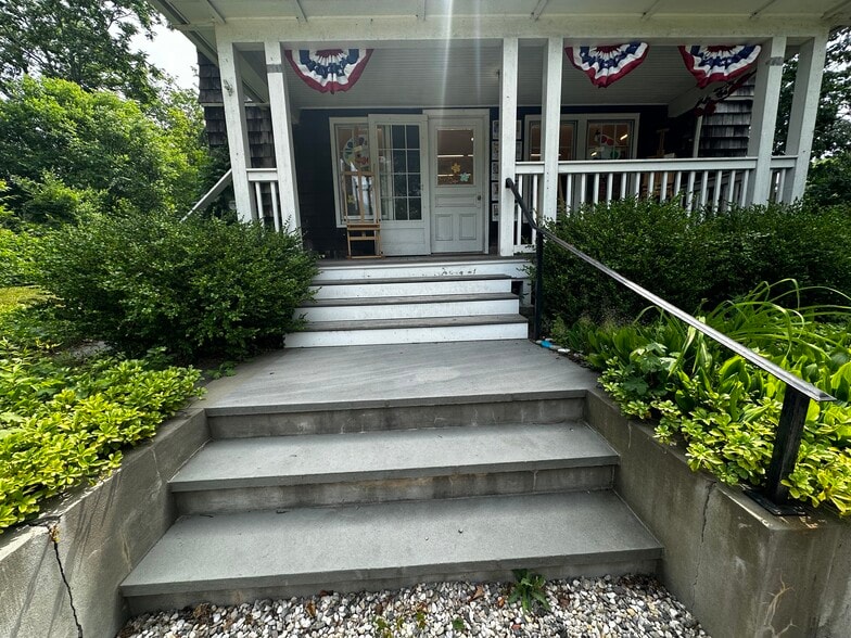 More Photos Of 144 N Main St, East Hampton Office For Lease