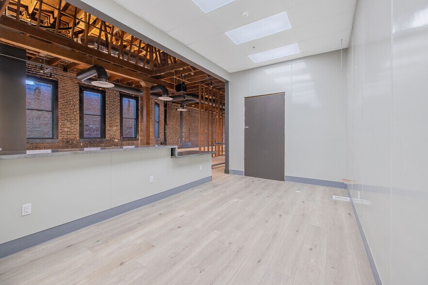 More Photos Of 215 W Main St, Visalia Restaurant For Lease