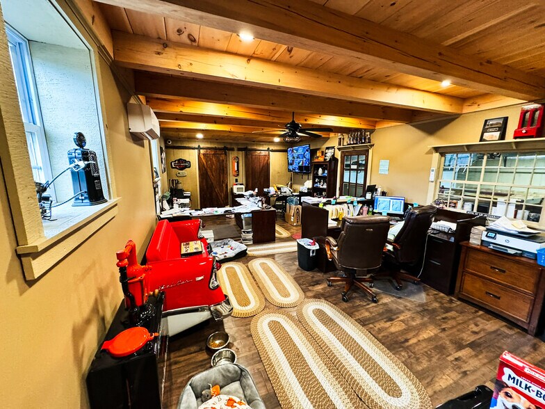 More Photos Of 4 Nora Ln, Pomfret Warehouse For Sale