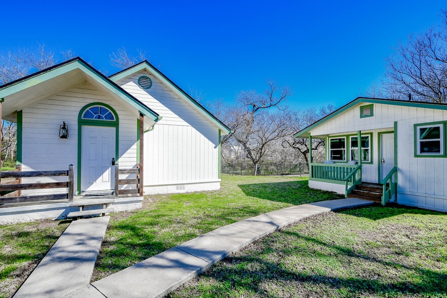 More Photos Of 512 N Travis St, Granbury Hospitality For Sale